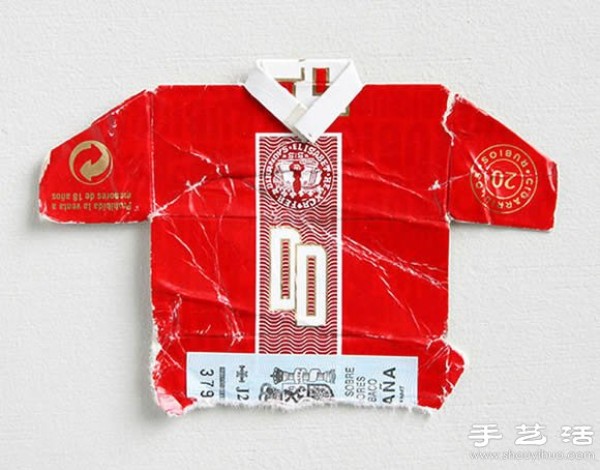 Cigarette box waste is used to DIY to make the World Cup football team uniform