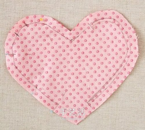 How to make a homemade love coin purse with illustrations of making a heart-shaped coin purse