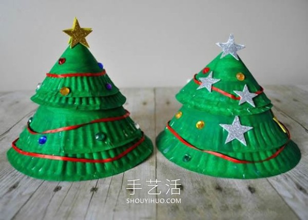 Tutorial on how to make a three-dimensional paper plate Christmas tree in kindergarten