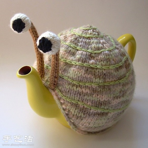 Add a sweater and the old teapot turns into a fashionable and interesting snail pot