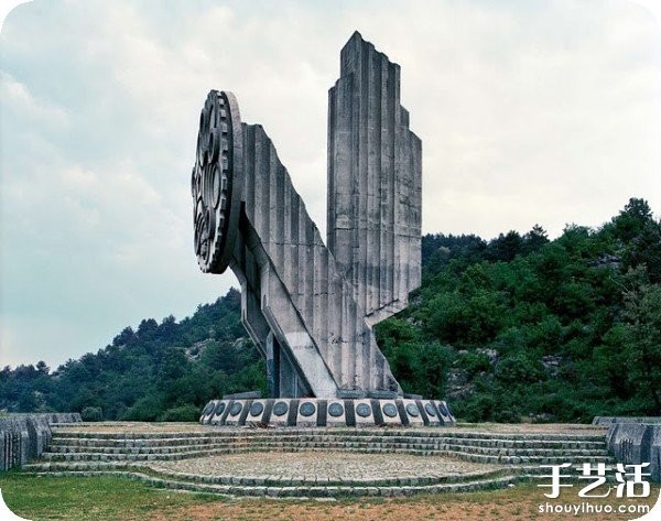 Former Yugoslavia: Postmodern Monumental Sculptures