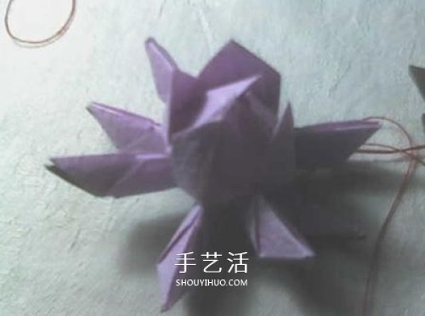 The origami method of praying lotus illustrates the folding steps of a simple lotus