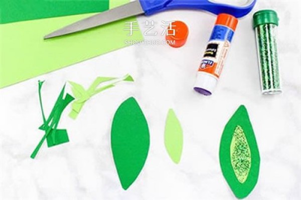 Turning paper tubes into waste to make small flowers and childrens handmade three-dimensional flowers DIY