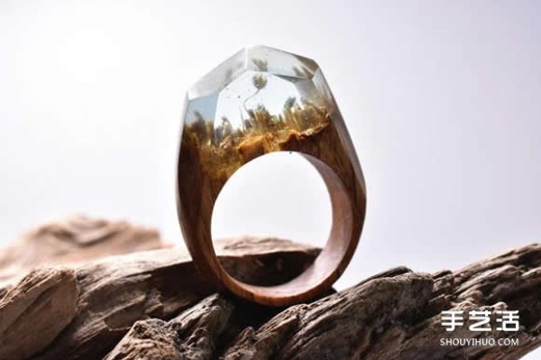 The handmade wooden ring hiding the mysterious and majestic scenery makes people unable to let their eyes leave