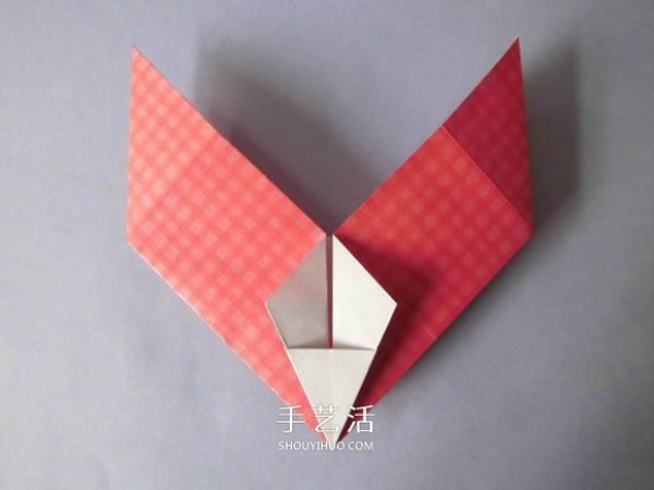 Illustration of how to fold a love flower arrangement, a simple heart-shaped origami with a vase