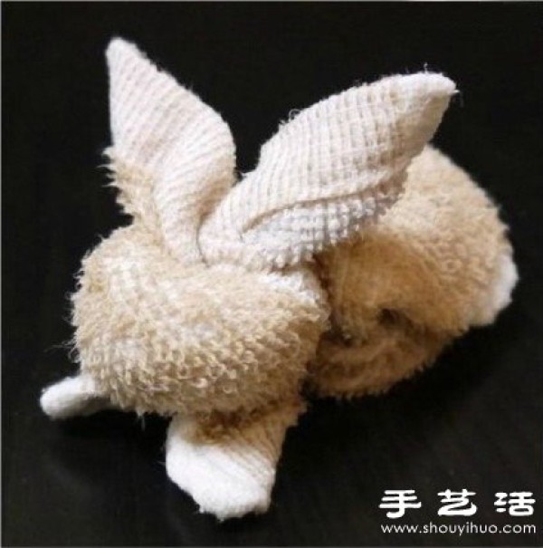 Creative crafts: Use a towel to tie a rabbit doll