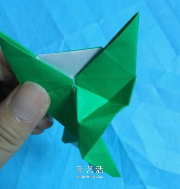 Step-by-step diagram of origami for a handmade kitten. Illustration of how to fold a cute kitten