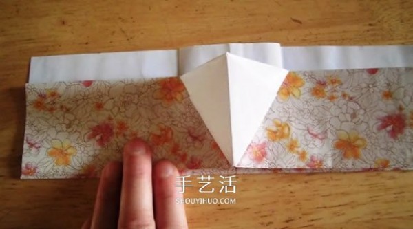 Detailed step-by-step diagram of the folding method of hand-made origami rice dumplings for the Dragon Boat Festival