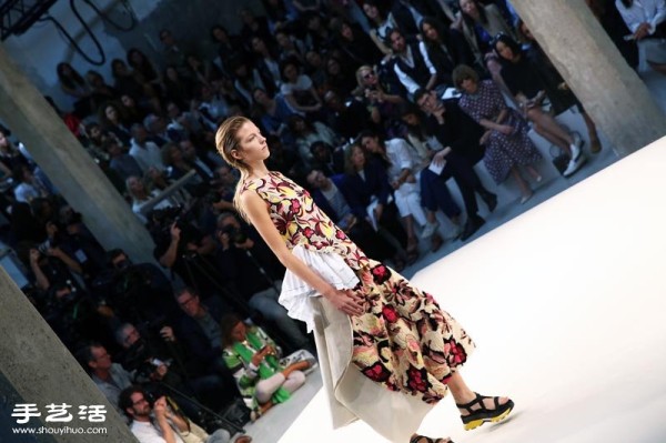 MARNIs 2015 Spring and Summer Fashion Flower Market in Milan