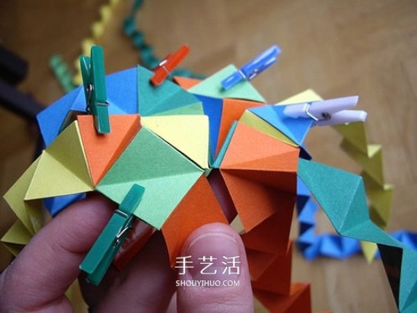 The steps of folding a paper ball and the picture of the detailed steps of origami balls