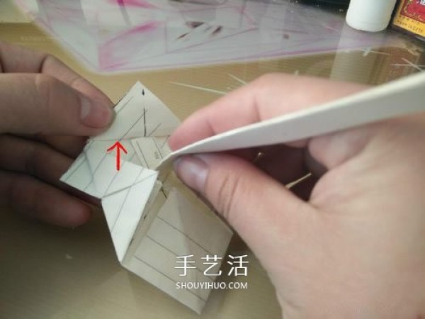 The moving origami pig illustrates the steps of folding the moving pig