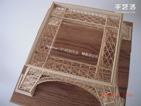 A detailed illustrated tutorial on making a model of the Eiffel Tower using chopsticks and bamboo skewers