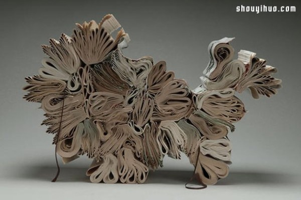 Heating and baking soft old books into Bian Zhang paper sculpture art