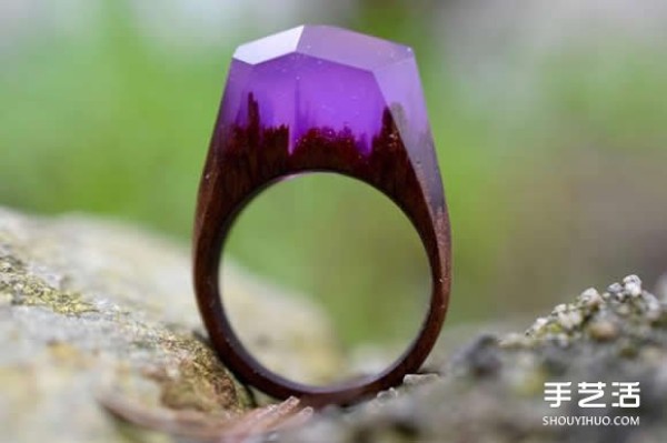 The handmade wooden ring hiding the mysterious and majestic scenery makes people unable to let their eyes leave