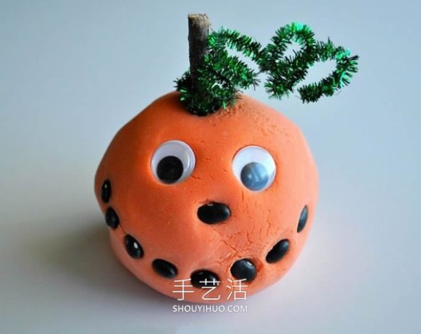 Handmade Halloween clay pumpkin monsters for childrenHow-to tutorial