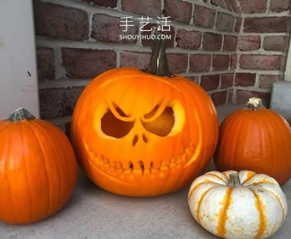 Illustrated tutorial on how to carve homemade Halloween pumpkin lanterns