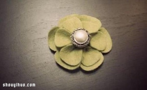 Illustrated tutorial on hand-making retro-style felt flowers without needlework