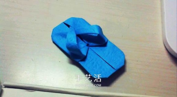 Illustrated tutorial on how to fold flip-flops, steps on how to make origami flip-flops