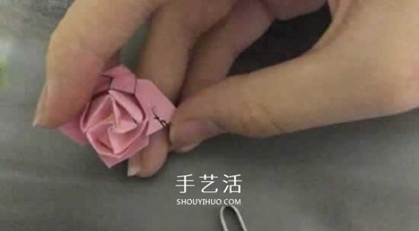 Tutorial of folding flowers on sticky notes with illustrations of handmade origami roses