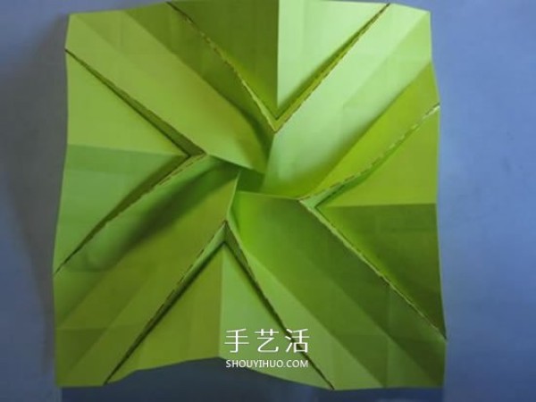 The origami illustration of the original paper rose is very detailed