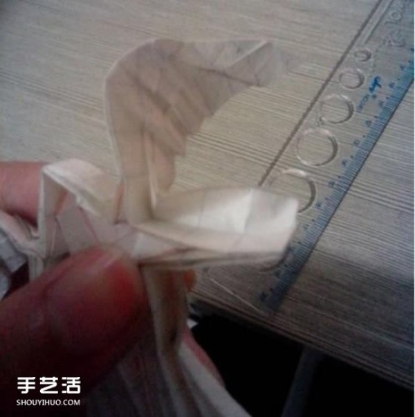 The origami method of a beautiful angel and the illustration of folding a three-dimensional angel by hand