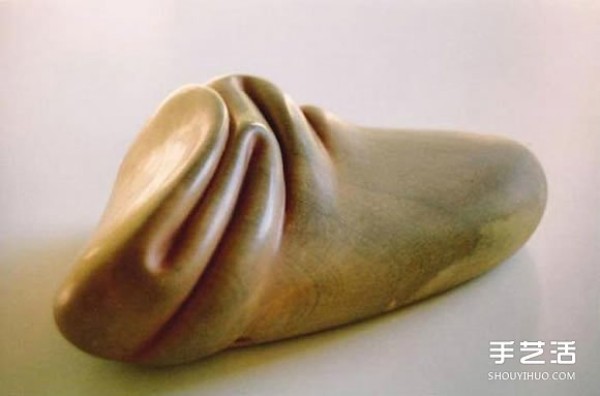 Stone sculptures made by skillful hands are given smooth and natural curves