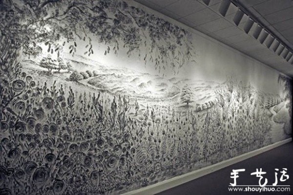 Landscape painting painted with both hands dipped in charcoal powder