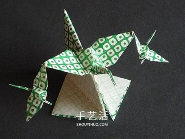 Illustration of how to fold the conjoined paper cranes to make three conjoined paper cranes from one piece of paper. Paper crane