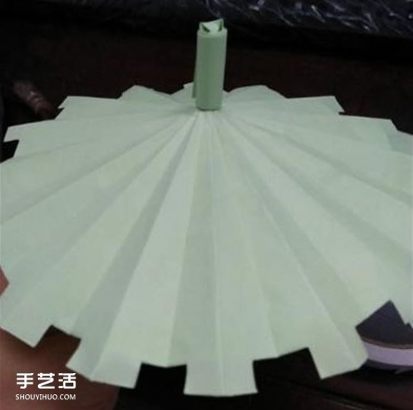 The folding method of a small three-dimensional umbrella illustrates how to make a paper umbrella for children