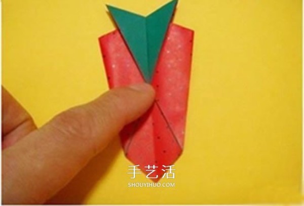 Tutorial for children to fold origami strawberries, simple illustrations of how to fold strawberries