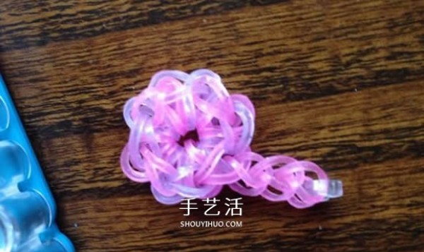 How to braid a ring with rubber bands into a beautiful flower shape