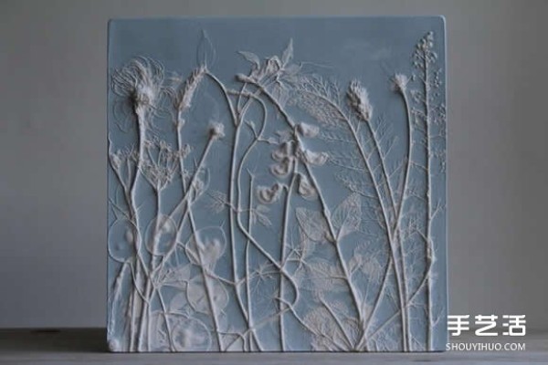 Put flowers and vegetables into clay to make plant fossil tiles