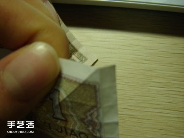 Paper money origami camera illustration and a detailed explanation of how to fold a dollar bill into a camera