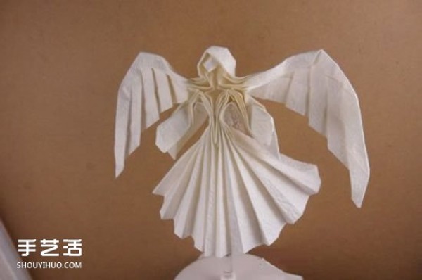 The origami method of a beautiful angel and the illustration of folding a three-dimensional angel by hand