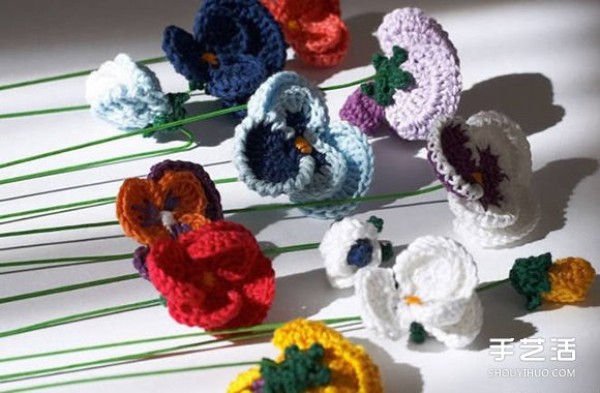 Illustrated Tutorial on Hand Knitting Realistic Pansy Potted Flower Baskets