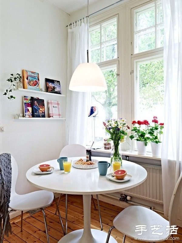 Use flower pots to decorate the window sill for room decoration