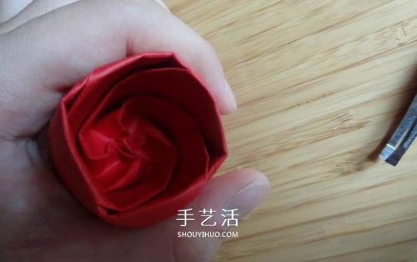 Represents beauty and love! Step by step illustration of handmade origami roses