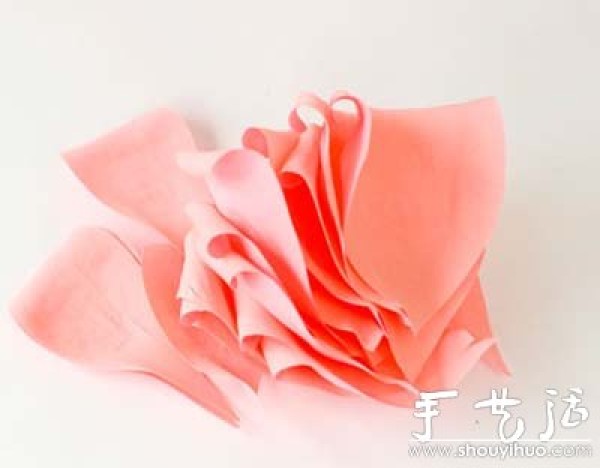 Tutorial on making ultra-realistic roses by cutting paper