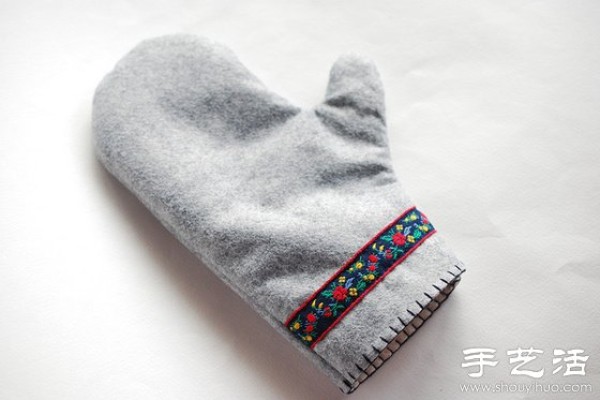 Handmade ethnic style mittens made of wool felt