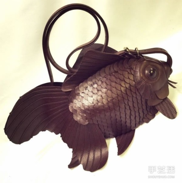 One-shoulder goldfish bag handmade in smooth leather