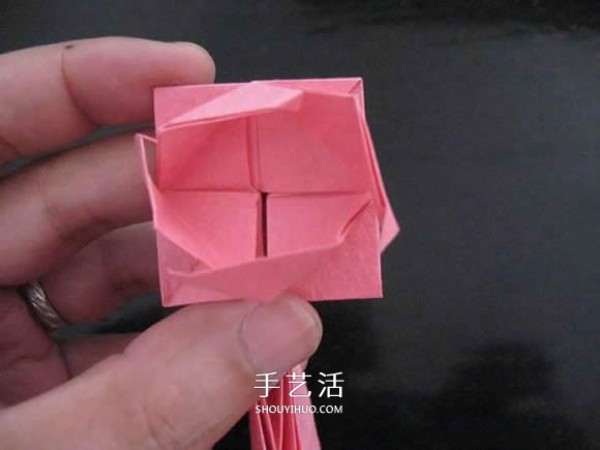 Giving a small gift to your first love! Illustration of how to fold an origami rose ring