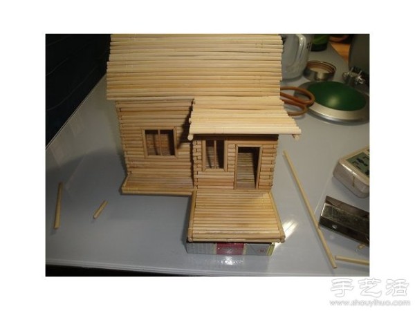 Disposable chopsticks turn waste into treasures and handmade cabin models