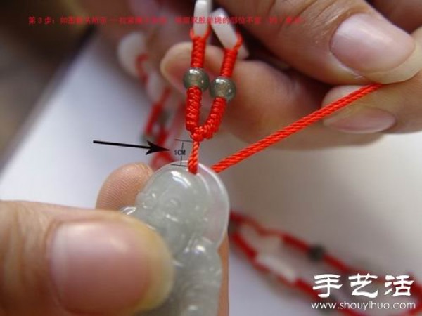 Illustration of how to braid a red rope necklace