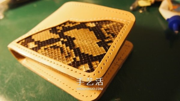 The most detailed leather art tutorial teaches you how to make a cowhide wallet step by step