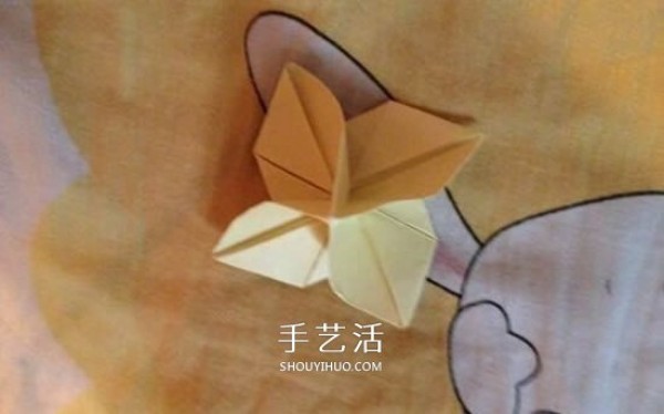 Illustrated tutorial on origami four-petaled flower.How to fold four-petal flowers by hand