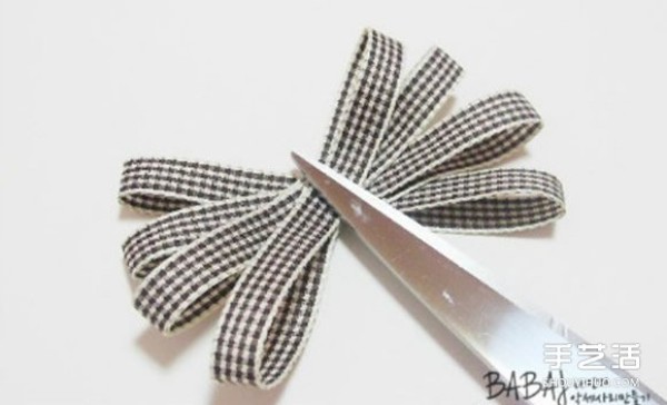 Tutorial on how to make ribbon bow hair accessories and hair clips. The steps are super simple! 