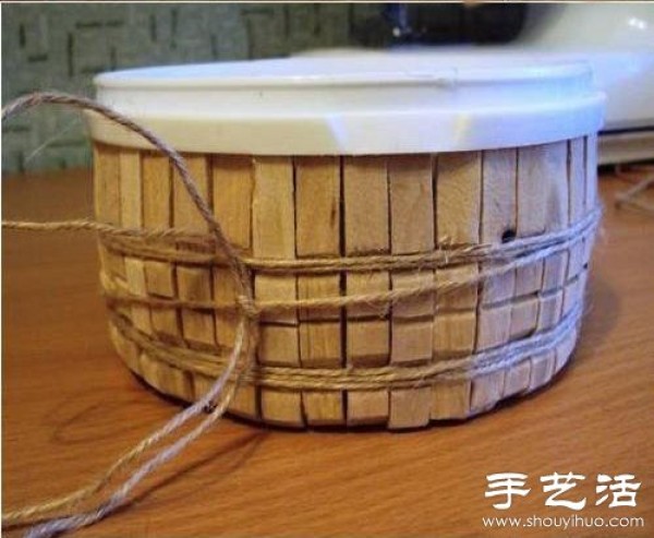 Plastic bucket waste is used to make a basket/basket by hand