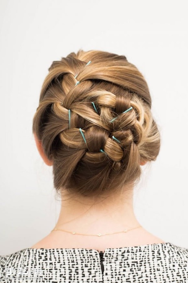 Hairpins can also create new tricks and 15 pretty hairstyles can be easily completed