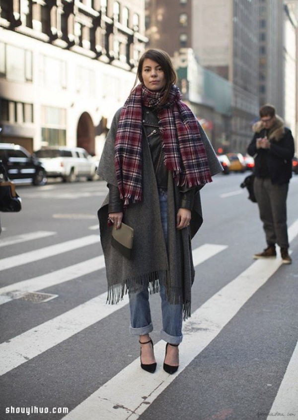 Watch a cape and shawl in autumn and winter fashion and be a chic girl