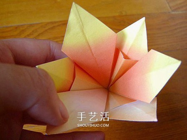 A piece of paper to fold a lily, a simple and beautiful lily origami